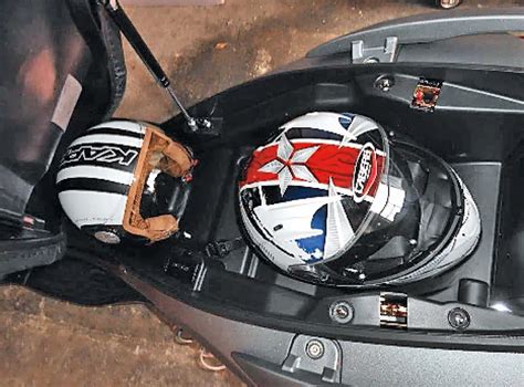 Vano sottosella Kymco Downtown 300i con caschi