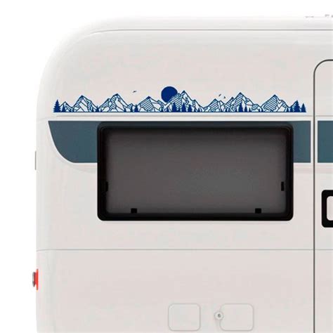 Volkswagen California parcheggiato davanti a un paesaggio montano con adesivi decorativi