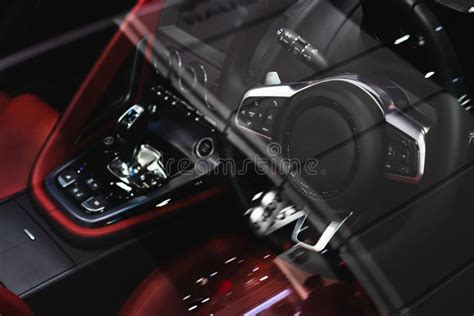 Interno di un'auto sportiva con volante