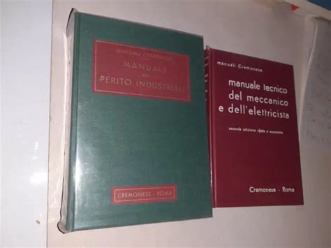 Meccanico che consulta un manuale tecnico digitale