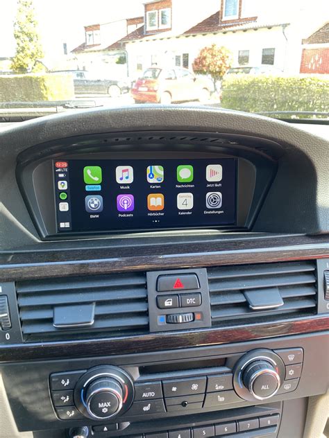 Interfaccia CarPlay su schermo BMW E90