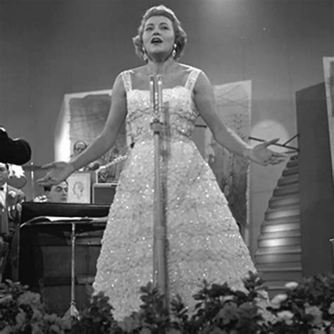 Nilla Pizzi sul palco di Sanremo