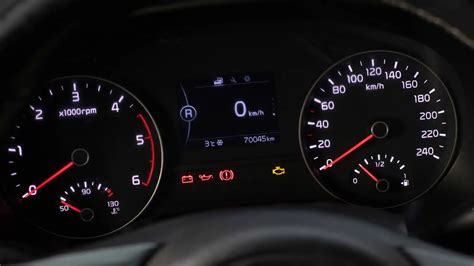 Cruscotto con spia motore accesa