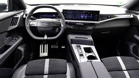 Interni di Opel Grandland X con dettaglio del display del sistema di infotainment e della console centrale ergonomica
