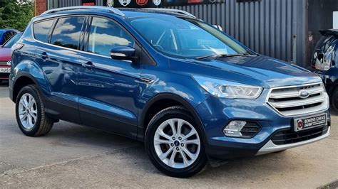 Ford Kuga 1.5 TDCi blu in un concessionario