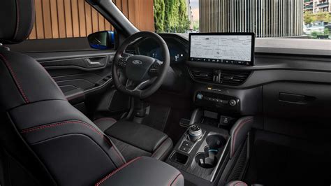 Interno di una Ford Kuga con il volante multifunzione in primo piano