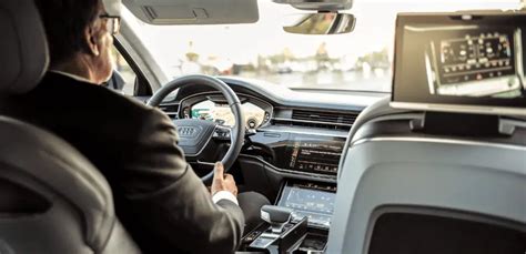 Interno di un'auto con un sistema vivavoce in funzione
