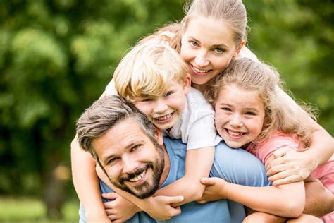 famiglia felice e serena