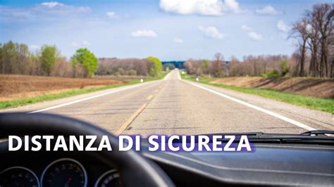 Grafica che mostra un'auto che segue un'altra auto a distanza costante su un'autostrada