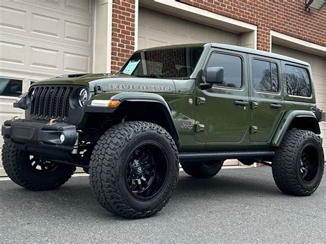 Jeep Willys in mimetica verde oliva