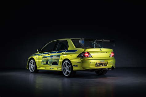 Mitsubishi Lancer Evo VII avvolta dalla vegetazione a Fukushima