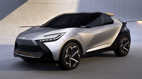 Toyota C-HR in movimento con le portiere bloccate