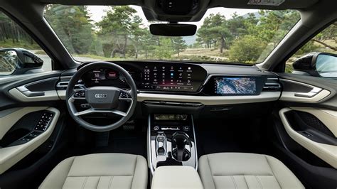 Interni della Audi A5 2024 con display centrale