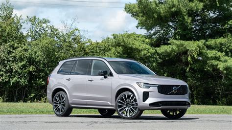 Volvo XC90 in primo piano con un rimorchio agganciato