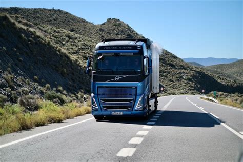 Camion Volvo su strada