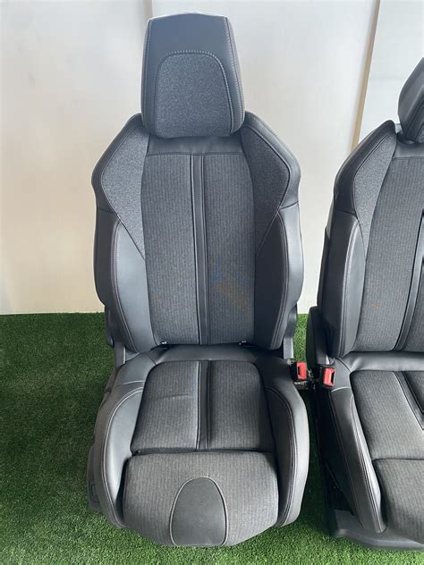 Interno Peugeot 3008 con sedili posteriori regolabili