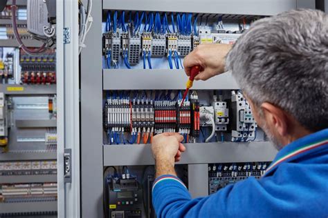 Meccanico che controlla cablaggi elettrici auto