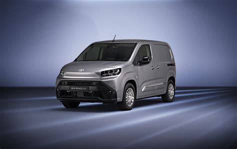 Toyota Proace in un ambiente urbano moderno e professionale