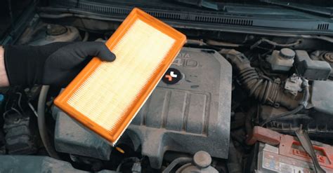 Illustrazione dettagliata della rimozione e installazione di un filtro aria auto