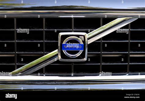 Dettaglio del logo Opel sulla griglia anteriore