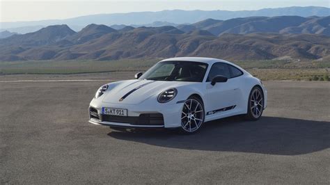 Porsche 911 Carrera T su strada tortuosa