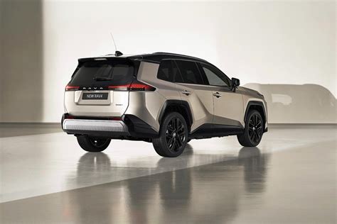 Panoramica degli esterni della Toyota RAV4 2.5 Hybrid