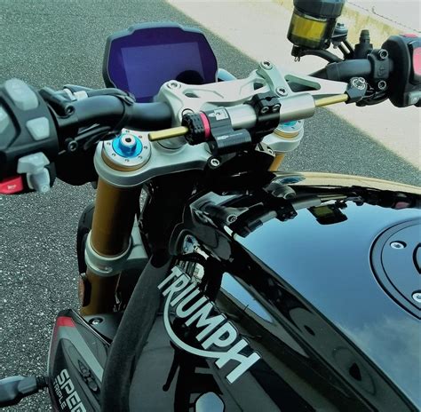 Triumph Speed Triple 1200 RS in curva con ammortizzatore di sterzo