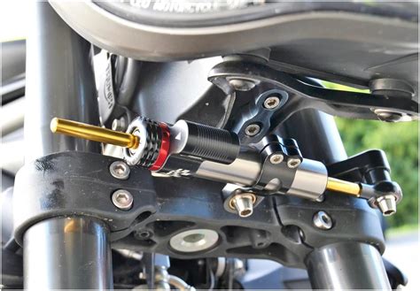 Dettaglio ammortizzatore di sterzo regolabile per moto