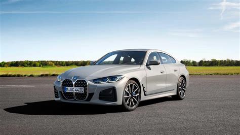 BMW Serie 4 Gran Coupé in movimento su strada panoramica