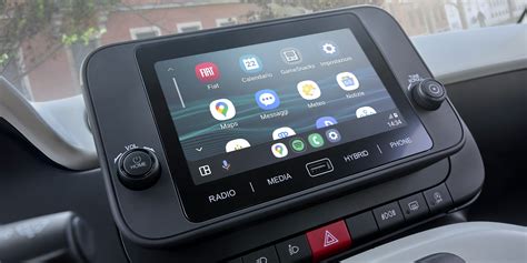 Dettaglio della plancia e del sistema di infotainment da 8 pollici della Fiat Freemont