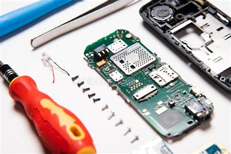 Dispositivo elettronico smontato con componenti in vista