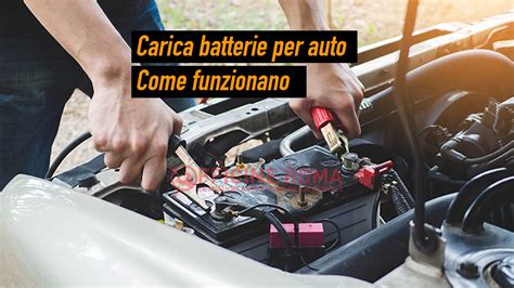 Meccanico controlla batteria auto