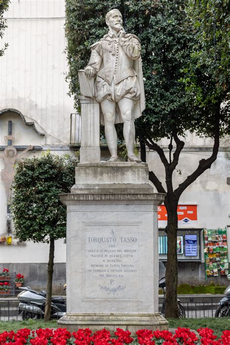 Piazza Torquato Tasso con la statua di Tasso