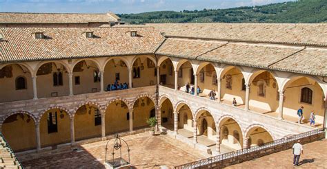 Chiostro di San Francesco con archi e colonne