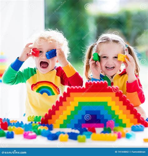 bambini che giocano con blocchi psicomotori in una stanza colorata