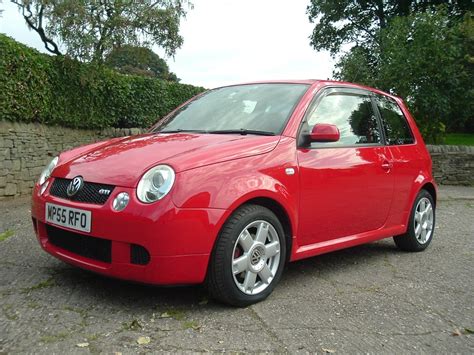 Volkswagen Lupo GTI in rosso che mostra il doppio scarico centrale