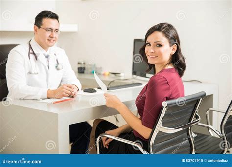 Medico che visita un paziente in ufficio