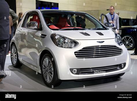 Aston Martin Cygnet e Toyota iQ affiancate