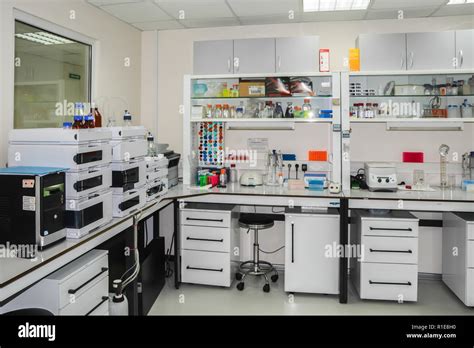 panoramica di un laboratorio chimico moderno con stoccaggio di reagenti