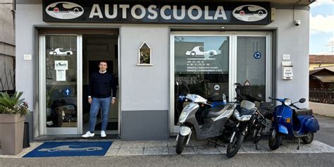 Interno di un'autoscuola con studenti
