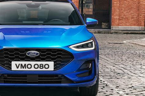 Vista frontale di una Ford Mondeo moderna