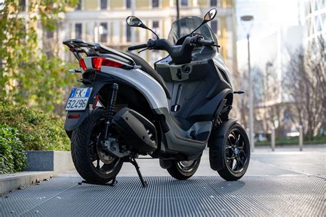 Piaggio MP3 in azione su strada
