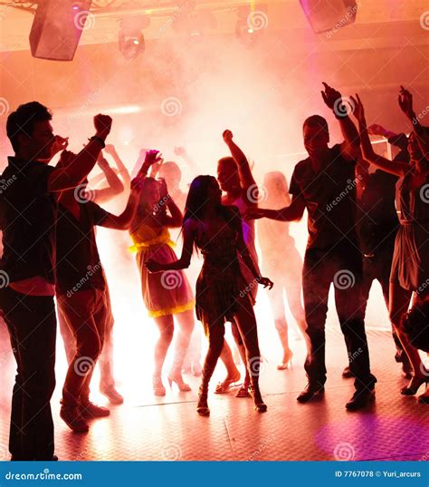 Una discoteca anni '70 con persone che ballano