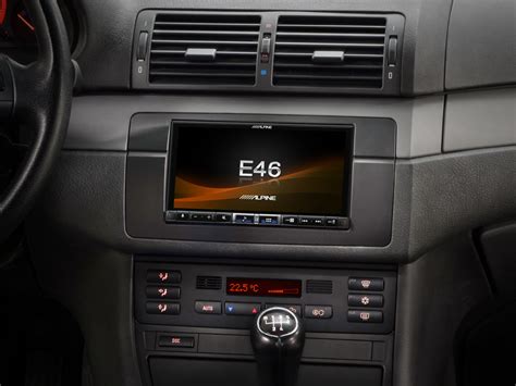 BMW E46 interior con autoradio originale e display monocromatico