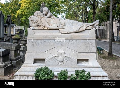 Statua di una figura addormentata o riposante