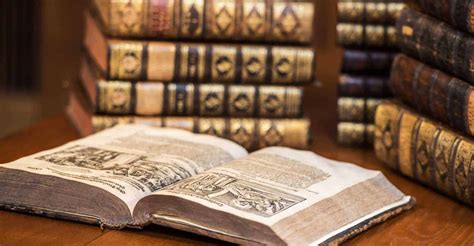 Libri antichi e strumenti scientifici in uno studio