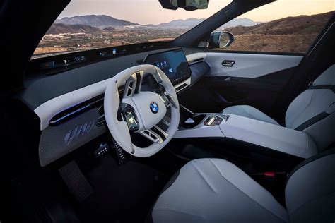 BMW iX interni futuristici