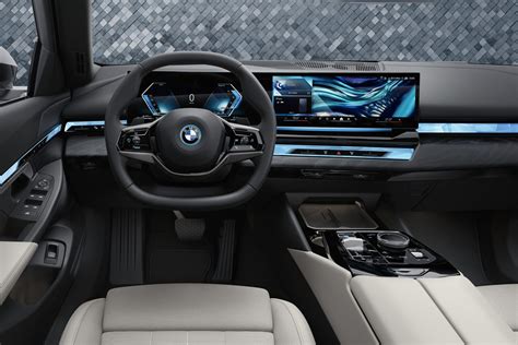 BMW i5 interni spaziosi