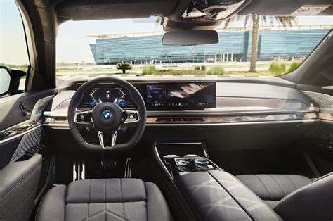 BMW i7 interni lussuosi e schermi