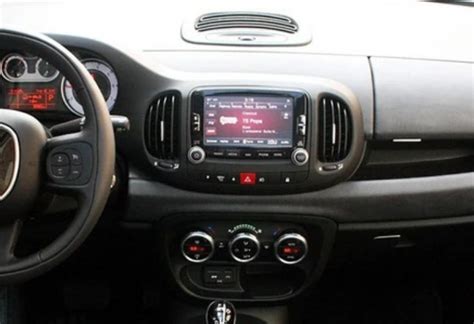 Cruscotto Fiat 500L con autoradio 2DIN installata